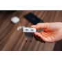Verbatim Essentials Slim GaN-vægoplader på 65 W holdes i en hånd med de to USB-C-porte vendt frem.