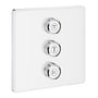 Grohtherm SmartControl triple volume kontrol sæt i hvid, med tre drejeknapper med symboler til brusefunktioner, vist fra siden.