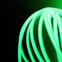 Detalje af LEDlife grøn neon COB strip, der fremhæver dens ensartede lysfordeling og glatte, rørformede design.
