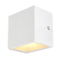 SLV Sitra Cube væglampe i hvid lakerede aluminium med op/nedgående LED lys på hvid baggrund.