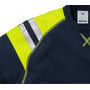 Nærbillede af Fristads Flamestat T-shirt 7073 M, viser syede refleksdetaljer på skuldrene og størrelse M mærke.