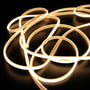 Abstrakt billede af LEDlife HiCri Neon COB LED strip snoet og overlappet, med fokus på lysets ensartethed.