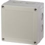 Fibox MNX kasse i lys grå polycarbonat, 130x130x75mm, med synlige skruehuller og forberedte kabelindgange på siderne.