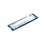 Kingston NV3 500 GB M.2 2280 SSD set skråt forfra med mærkaten og de gyldne stikflader synlige.