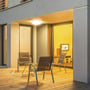 V-TAC 18W LED dome lys oplyser en overdækket terrasse med trægulv og udendørs møbler.