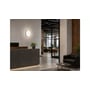 Philips Lighting CoreLine Slim WL200V lyser på væggen ved en receptionsdisk i et moderne kontormiljø.