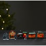 Star Trading Kidsville mini tog med tilbehør til nisselandskab, viser station, tog, vogne og juletræer i dæmpet belysning.