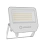 Ledvance Floodlight Compact LED-projektør i hvid set lidt på afstand med hele monteringsbøjlen synlig.
