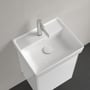 Villeroy & Boch Collaro håndvask i hvidt porcelæn med armatur og hanehul, placeret på et hvidt underskab.