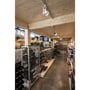 SLV Euro Cube LED-spots på skinner oplyser gangene i en butik med træloft og varehylder.