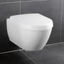 Hvid Villeroy & Boch Subway 2.0 væghængt toiletskål set forfra med mørke fliser på væggen.