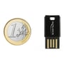 Sort DeLock USB 2.0 kortlæser til Micro SD ved siden af en 1 Euro mønt for at vise størrelsen.