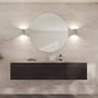 Loevschall Refine rundt spejl Ø100 cm med elegant ramme i børstet aluminium monteret over et mørkt træ-look skab.