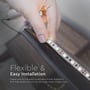 En hånd monterer den fleksible V-TAC 24 V LED-stribe langs en overflade.