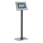 Fuld figur af Vogels PTS 2010 Universal Tablock sikkerhedsholder på stander med en tablet.