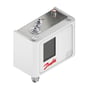 Danfoss KPR5-pressostat set fra en anden skrå vinkel med metaldele på toppen og gevindtilslutning forneden.