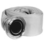Sammenrullet slange med metalfitting, muligvis tilknyttet pumpeapplikationer, vist med en tekstiloverflade.