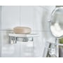 Smedbo ice vægmonteret sæbeskål i hvidt porcelæn med poleret krom detaljer, indeholdende en lys sæbe.