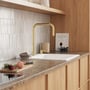 Lavabo Alkymist 788 RS Square køkkenarmatur monteret ved en hvid køkkenvask i et lyst køkken.