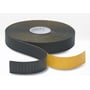 Armaflex cellegummi tape i sort, 50 mm bred og 3 mm tyk, rullet op med gul bagside til montering.