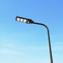 V-TAC VT-St180 LED solcelle gadelygte monteret på en stolpe mod en klar blå himmel.
