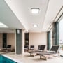 V-Tac 24W LED loftslampe installeret i et svømmebassinrum med liggestole, hvilket skaber en behagelig atmosfære.