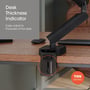 Vogels MOMO 4137 monitor arm monteret på et skrivebord, der viser 'Desk Thickness Indicator' for justering.
