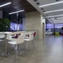 Moderne kontorlokale med V-TAC 18W T8 LED rør monteret i loftet for effektiv belysning.