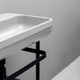 Lavabo Legacy 100 håndvask set skråt fra siden med fokus på porcelænskanten og det sorte understel.