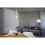 Ledvance LED kerte filamentpære 2,5W med B22d-fatning, vist i en moderne stueindretning med sofa og spisebord.
