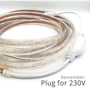 LEDlife LED-strip Type Q ligger oprullet med gennemsigtig beskyttelse og et synligt 230V-stik.