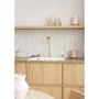 Lavabo Alkymist 788 RS Square køkkenarmatur set forfra over vasken i et køkken med træfronter.