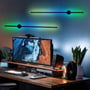 To 80cm RGBIC væglamper monteret over et skrivebord, afgiver grønne og blå lysbånd på væggen.