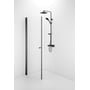 Contura Shower Space buet svingdør med matsort profil set tættere på, monteret ved siden af et sort brusesæt.