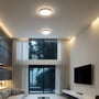 Moderne stue med to V-TAC 18W LED Dome lys monteret i loftet, der giver 6500K lys.