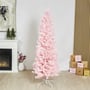 Nordic Winter kunstigt juletræ i pink, 180 cm højt og 68 cm bredt, med hvid fod, placeret i et hyggeligt julepyntet rum.