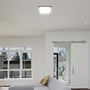 V-Tac 24W LED loftslampe monteret i en moderne stue, oplyser rummet med et diffust lys.