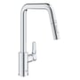 Grohe Eurosmart køkkenarmatur i krom med højt udløb og udtrækssprinkler, vist på hvid baggrund.