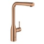 Grohe Essence køkkenarmatur i poleret Warm Sunset finish, med L-formet tud og udtræksspray.