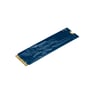 Kingston NV3 500 GB M.2 2280 SSD set skråt bagfra, hvor printkortets baner og kontaktflader ses.