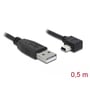 Nærbillede af Delock USB-A og 90° vinklet USB Mini-B stik på et sort kabel med angivet længde 0,5 meter.