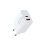 Xtorm 67W GaN2 Ultra hjemmeoplader i hvid, med en USB-C PD port og en USB-A port, hvid på hvid baggrund.