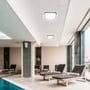 V-TAC 18W LED loftlampe med sort ramme, der lyser op i et afslappende poolområde med liggestole.