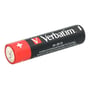 Nærbillede af et Verbatim alkaline AAA-batteri, der viser den røde plus-pol og detaljer på den sorte cylinder.