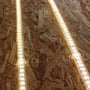 Ranceo montageklips til LED-strips, 50 stk., monteret på en væg af OSB-plader med to lysende LED-bånd.