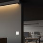 V-TAC VT-2439 4-zonet WiFi-controller monteret på en væg i et moderne kontormiljø med dæmpet belysning.