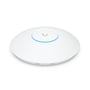 Ubiquiti U7-Pro-Max WiFi 7 access point, vinklet forfra, med diskret ventilation og UniFi logo.