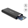 Nærbillede af Delock M.2 NVMe kabinettet med printpladen delvist indsat, viser Key M-stikket og USB-C port.