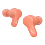 JVC Gumy True Wireless øretelefoner i pink, vist fra siden med fokus på den ergonomiske in-ear pasform og JVC logoet.