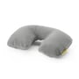 Comfi-Pillow rejsepude i grå fleece, vist fra venstre vinkel med fokus på ergonomisk form.